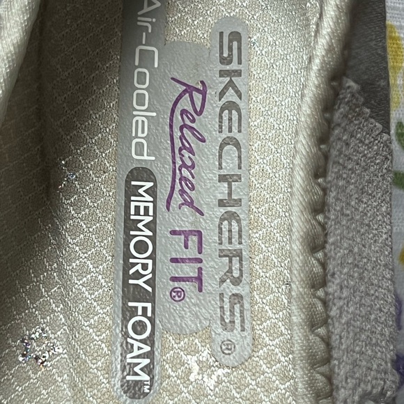 Sketchers Size 7 - Picture 9 of 12